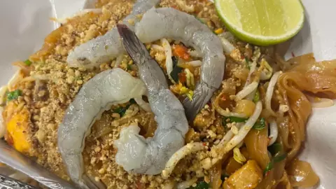 ไม่ตรงปกตรงไหน ผัดไทยกุ้งสด ของแทร่ สั่งได้มีในเมนูจริงๆ 