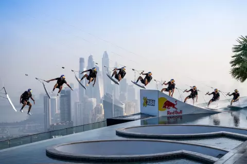 Brian Grubb ทีม Red Bull สร้างสถิติในการเล่นเวคสเกต โดยใช้โดรนลากบนสระอินฟินิตี้