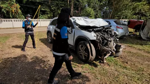 เบนซ์หลับในชน จยย. 2 ศพ ขาดสองท่อน ทะลุกำแพง รอเช็กผลเมา (คลิป)