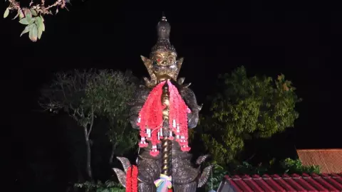 นักแสวงโชคลุ้น "เลขเด็ด" เซียมซียักษ์ ยายจ้างลิเกแก้บนหลานสอบบรรจุครูได้