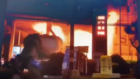 "18 ล้อตีนผี" เมา-หลับใน พุ่งชนปั๊ม ระเบิดลั่น-ไฟลุกท่วม หนีตายระทึก (คลิป)