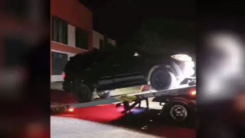 หนุ่มเมาหนัก ขับรถกลับไม่ไหว โทรเรียกบริการ "รถสไลด์" ให้ยกรถไปส่งบ้าน