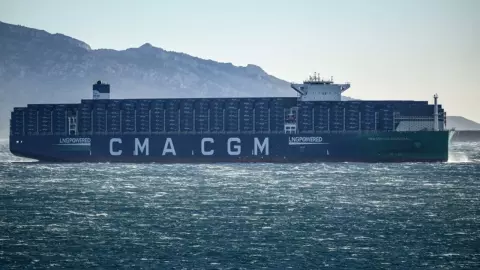 บริษัทขนส่งแห่เลี่ยงคลองสุเอซ หลังกบฏฮูธิโจมตีเรือสินค้าในทะเลแดง