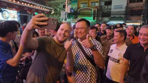อนุทิน ลุยถนนข้าวสาร ตรวจสถานบริการเปิดถึงตี 4 บรรยากาศคึกคัก (คลิป)