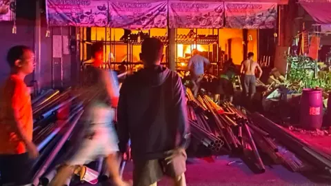 ชาวบ้านช่วยขนของหนี ไฟไหม้วอด 2 คูหา ร้านขายอุปกรณ์การเกษตร 