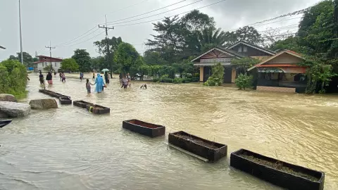 “บิ๊กป้อม” มอบ สส.พลังประชารัฐ ช่วยพี่น้องชายแดนใต้ หลังเผชิญฝนหนักน้ำท่วม