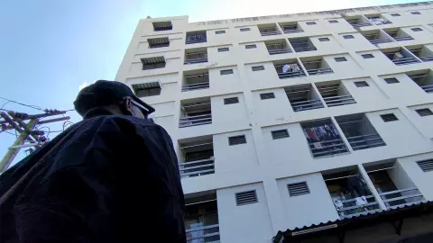 สยองนิสิตสาวปริญญาเอก หนีคนเมาตกชั้น 6 รัวทุบประตูห้อง พ่อร้องเอาเรื่องถึงที่สุด (คลิป)