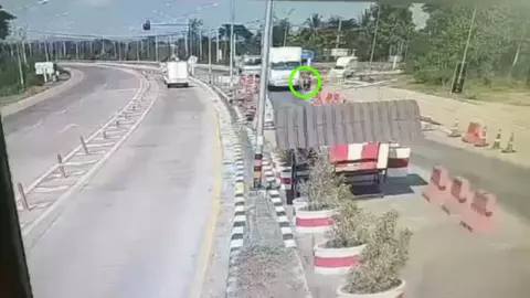 สลด แม่พาลูกซ้อน 4 ขี่เบียดรถหกล้อ จยย.ล้ม ด.ช. 2 คนถูกทับดับ (คลิป)