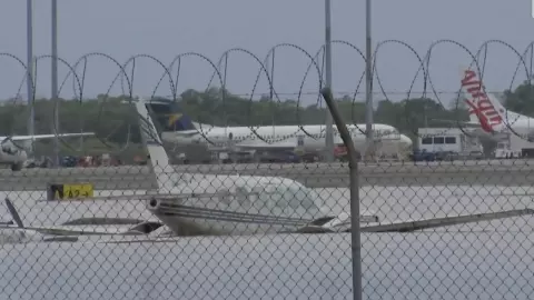 ควีนส์แลนด์น้ำท่วมอ่วมหนัก เครื่องบินจอดแช่น้ำ มีจระเข้ยาวกว่า 2 ม. ลอยคอ (คลิป)