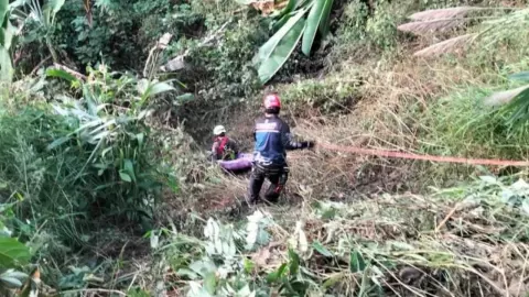 กู้ภัยนับร้อย ใช้เวลา 14 ชั่วโมง นำ 15 ศพ แก๊งคุ้มกันยาบ้าส่งชันสูตร