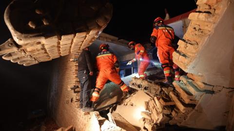 จีนระทึก เกิดแผ่นดินไหวรุนแรงสองครั้ง บ้านพังอื้อ ตายอย่างน้อย 116 ศพ (คลิป)