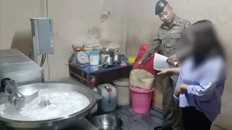 ปคบ.ทลายโรงงานลูกชิ้นเถื่อน ทำส่งทั่ว กทม.-ปทุมธานี พบใส่สารฟอกขาว-วัตถุกันเสีย (คลิป)