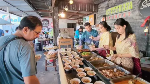 ร้านข้าวแกง 10 บาทเมืองกรุงเก่า แต่งชุดไทยเรียกลูกค้า ต้อนรับงานมรดกโลก