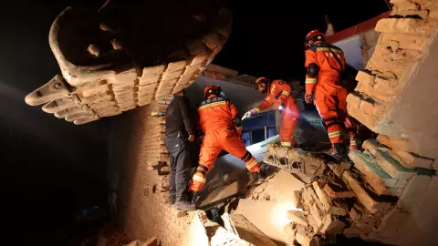 เหยื่อแผ่นดินไหวจีนพุ่ง 127 ศพ กู้ภัยท้าความหนาว ค้นหาผู้รอดชีวิต