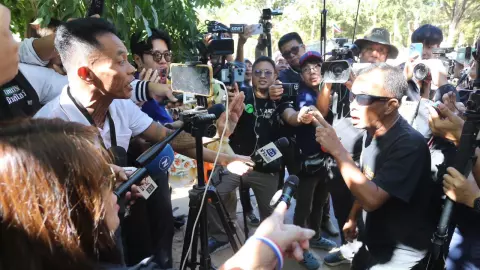 แฟนคลับลุงพลปรี๊ด "อดีตปู่มหามุนี" หอบพวงหรีดวางหน้าศาล ปะทะวาจาเดือด (คลิป)