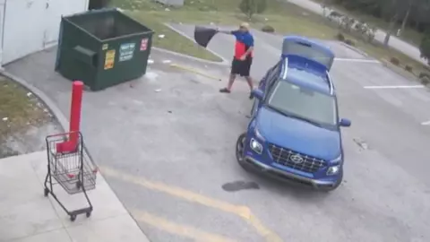 หนุ่มฟลอริดาสุดโหด ยัดสุนัขแก่ตาบอดใส่ถุงดำก่อนทิ้งถังขยะ (คลิป)