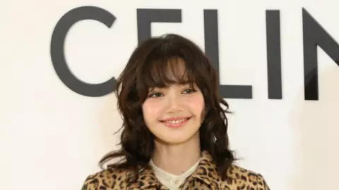 สยามพารากอนแตก เมื่อ "ลิซ่า แบล็กพิ้งค์" ร่วมเปิดช็อป CELINE พร้อมกับ พัคโบกอม 