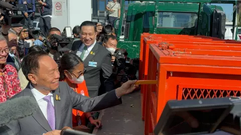 "พัชรวาท" ส่ง 3 อุรังอุตัง กลับบ้านเกิดอินโดนีเซีย หลังจบคดีค้าสัตว์ป่า