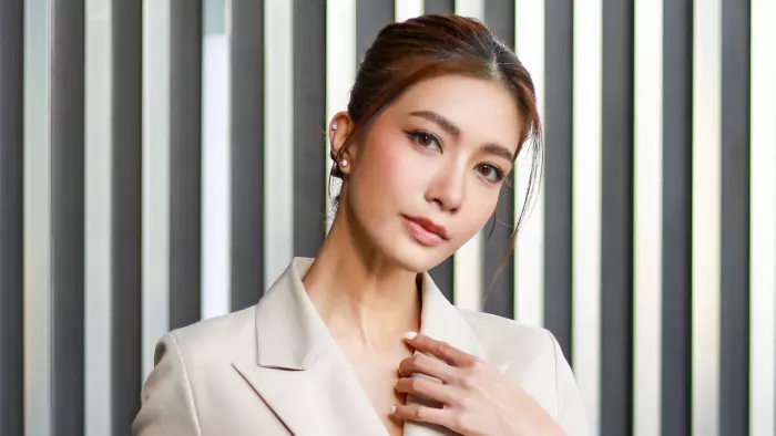 ละคร พริ้ง คนเริงเมือง 2560 ในยุคที่เปลวเพลิงสงครามโลกครั้งที่ 2 โหมกระหน่ำ ไม่เพียงแต่ผืนดินและผู้คนจะถูกฉีกกระชาก ทว่าในจิตใจของ "พริ้ง" หญิงสาวผู้กำพร้า เธอกลับต้องต่อสู้กับไฟอีกกอง… กองไฟแห่งความขมขื่นจากการถูกกดขี่ของพี่สาวคนโต นวม ท่ามกลางความมืดมิดและยากแค้น ความงามคืออาวุธเดียวที่พริ้งมี เธอใช้มันเป็นบันไดก้าวไปหาความรักและความร่ำรวยจาก"ชายเจ็ดคน" หากแต่ในวังวนแห่งกิเลสและโลภะ พริ้งจะค้นพบว่ามีบางสิ่งราคาแพงกว่าที่เธอเคยจ่าย… และบางโศกนาฏกรรมก็มิอาจหลีกเลี่ยง 16 00 A5B2749538C3E700