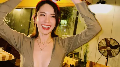 "พลอย ภัทรากร" ปาร์ตี้คริสต์มาสฉบับแซ่บเวอร์กับเดรสผ่าร่องลึก