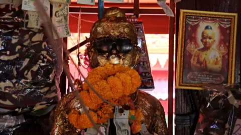 ยายดวงเฮง แก้บน "ไอ้ไข่" หลังรับโชค 3 งวดซ้อน ไม่ลืมจุดประทัดขอ "เลขเด็ดงวดนี้"