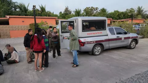 ตร.เพชรบุรี รวบ 60 โจ๋รวมกลุ่มเปิดโรงแรมปาร์ตี้ยา จับตรวจพบฉี่ม่วงอื้อ (คลิป)