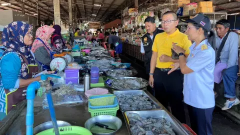 ประมงและปกครอง อ.ตะกั่วป่า ตรวจแผงขายกุ้ง หลังเกษตรกรร้องถูกขโมยกุ้งจากบ่อไปขาย