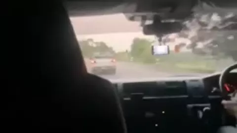 จากผู้โดยสาร กลายเป็นผู้ประสบภัย เมื่อคนขับรถตู้สวมบทพลเมืองดี ตามจับคนทำผิด