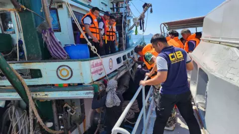 ทร.ส่งเรือ-ฮ. เร่งค้นหา นทท.กลางทะเล พบรอดชีวิตแล้ว 16 สูญหายอีก 2 