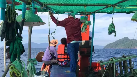 คลื่นซัดเรือประมงลอบปู จมหายกลางทะเล พบ 6 ลูกเรือสูญหายบริเวณเกาะคลุ้ม