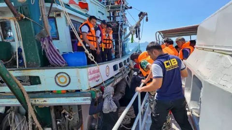 เรือไดวิ่งเจอคลื่นยักษ์ซัดอับปาง 2 ชีวิตจมหาย 16 คนลอยคอกลางทะเลอันดามัน (คลิป)