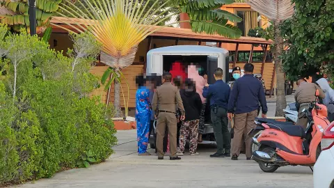 โจ๋วัย 18 เปิดโรงแรมมั่วสุม ตำรวจบุกทลายปาร์ตี้ยานรก พบฉี่ม่วง 63 คน (คลิป)