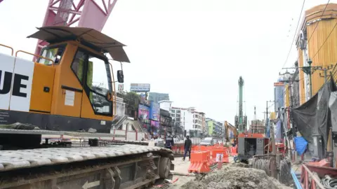 เหล็กหลุดจากเครน ตกใส่ศีรษะโฟร์แมนก่อสร้างรถไฟฟ้าสายสีม่วง ดับสลด