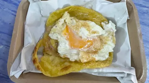 ตำนานบทใหม่ หนุ่มสั่ง "โรตีใส่ไข่" แต่สิ่งที่ได้ทำอึ้ง บอกแปลกแต่อร่อย