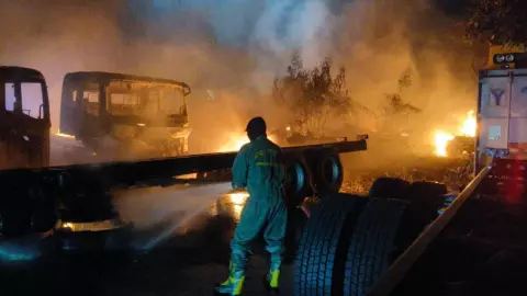 ไฟหน้าหนาวเผาวอด รถบรรทุกจอดหลังโชว์รูม เสียหายกว่า 6 ล้าน