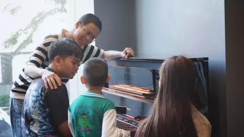หนึ่ง จักรวาล ส่งต่อโอกาสให้เด็กๆ ซื้อเปียโนให้ไว้หาเงินเลี้ยงตัวเอง