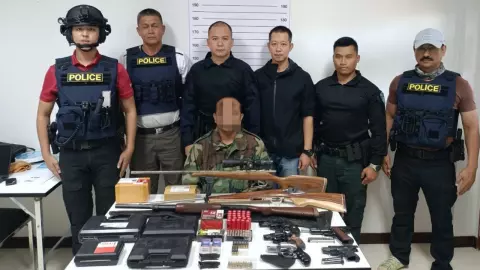 จับหนุ่มชอบปืน สั่งซื้อโอนเงินออนไลน์ สะสมไว้ในห้อง 8 กระบอก 