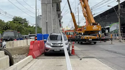 เสียวระทึก “สายสีชมพู” ทํารางจ่ายไฟร่วงยาว 3 กม. ทับรถพัง 3 เสาโค่น 1 ต้น (คลิป)