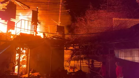 ไฟหน้าหนาวไหม้ชุมชนโลนลี่บีช เกาะช้าง กลางดึก วอดกว่า 10 หลัง 