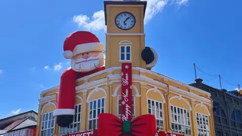 แวะถ่ายรูป ‘ซานต้ายักษ์’ แลนด์มาร์กใหม่ ส่งท้ายปี 2023 ย่านเมืองเก่าภูเก็ต