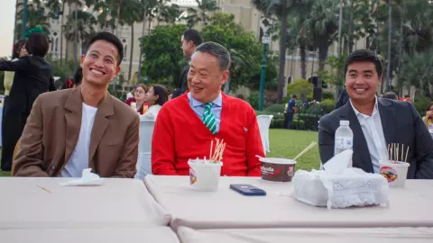 นายกฯ ใส่ที่คาดผมกวางเรนเดียร์ ควง 2 ลูกชาย ร่วมงานเลี้ยงปีใหม่สื่อ