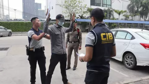 โผล่มอบตัว "ไอ้ขาว" เอี่ยวจ้างวานฆ่า "ทนายมานพ" ตร.คุมสอบเข้ม