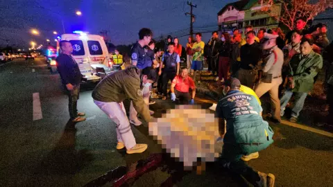 ส.ท.ขับชนนร.ข้ามทางม้าลายจะเข้าบ้าน กระเด็นไปไกล 50 เมตรดับคาที่