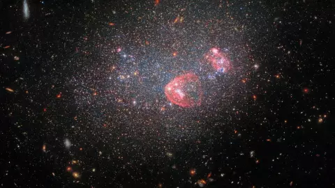 กล้องฮับเบิลเผยภาพลูกแก้วหิมะส่องสว่างในกลุ่มดาวหญิงสาว