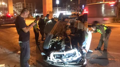 เก๋งซุกกัญชา ซิ่งหนีตำรวจ พุ่งเสยแบริเออร์ พลิกคว่ำล้อชี้ฟ้า