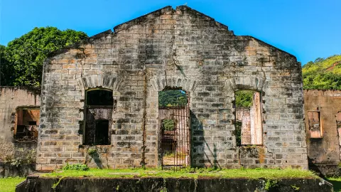 เส้นแบ่งวัดกับคุก