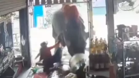 ระทึก "ช้างคลั่ง" ทำร้ายคนเลี้ยง งวงฟาด-พุ่งชน คาร้านชำพังยับ (คลิป)