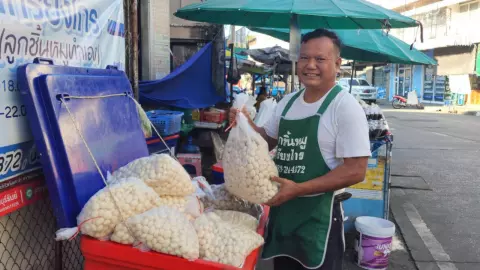ลูกชิ้นหมูดังบุรีรัมย์ เร่งผลิตส่งร้านลูกชิ้นยืนกินวันละกว่า 100 กก. ช่วงปีใหม่