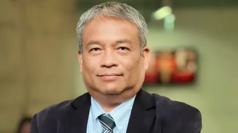 “วัชระ” ขอ “สมศักดิ์” อย่าตำหนิ ข้าราชการเหมาเข่ง ปมทักษิณ เหตุมีตัวอย่าง