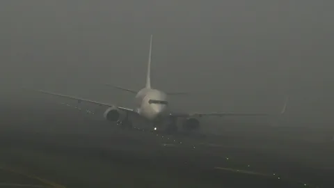 อินเดียเผชิญหมอกมลพิษลงหนาจัด เครื่องบินรถไฟหยุดชะงัก อุบัติเหตุเพียบ